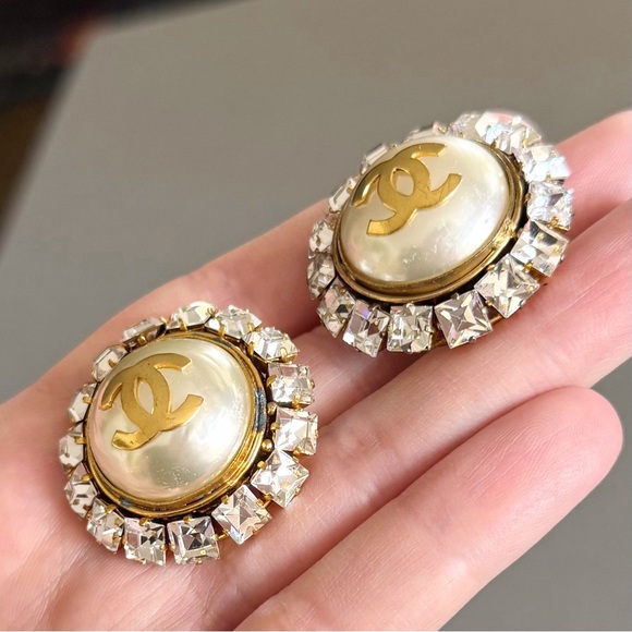 💥SOLD💥 CHANEL 💎 Ultra Rare Vintage XL Barbie CC Rhinestone Pearl Clip Earrings - Picture 4 of 10